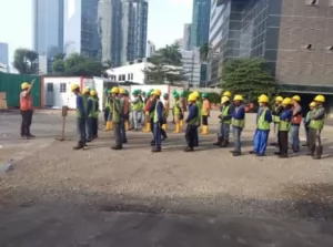 Proses pembongkaran gedung dilakukan secara aman dan terkontrol oleh tenaga profesional